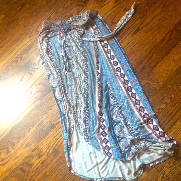 ARDENE Ankle—Grazing Jersey-Cotton Print Skirt with Flattering Front Slit! - Picture 2 of 6